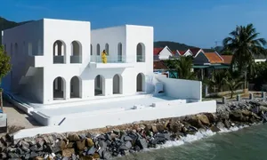 Cách thiết kế biệt thự biển thích nghi với mưa bão