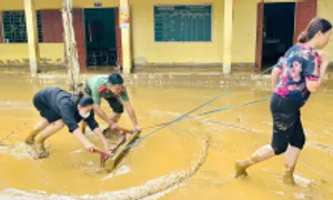 Thầy cô lội bùn dọn trường lớp sau lũ ống