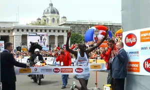 Cựu vô địch marathon người Kenya bị chém chết